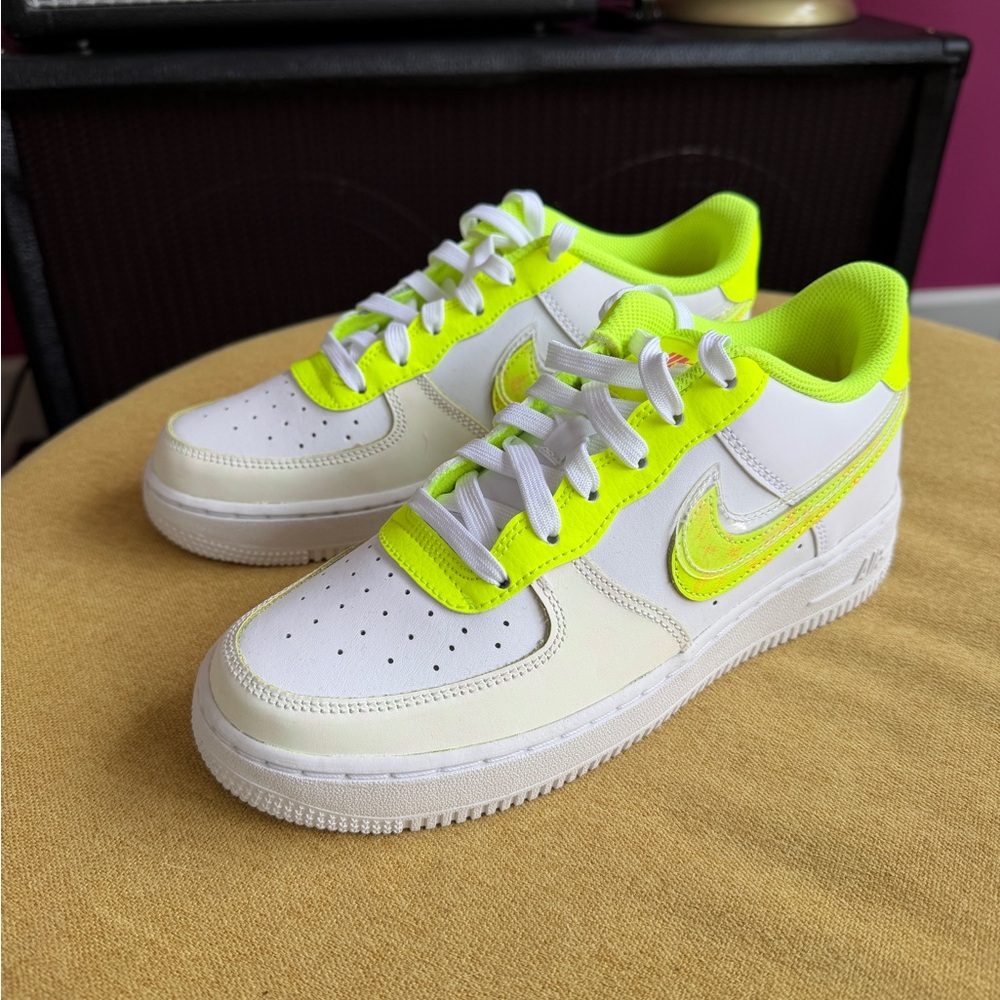 Nike Air Force One LV8 (GS) - Picture 4 of 7